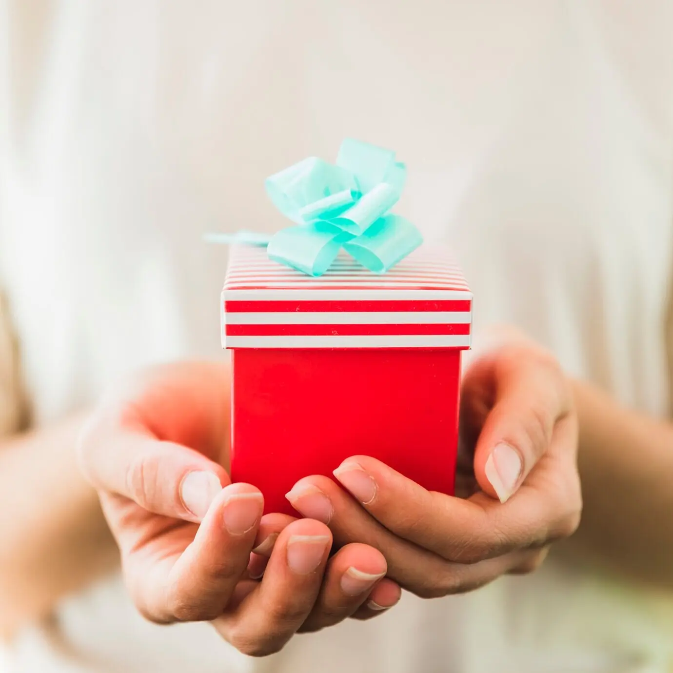 Eine Person mit einem Geburtstagsgeschenk