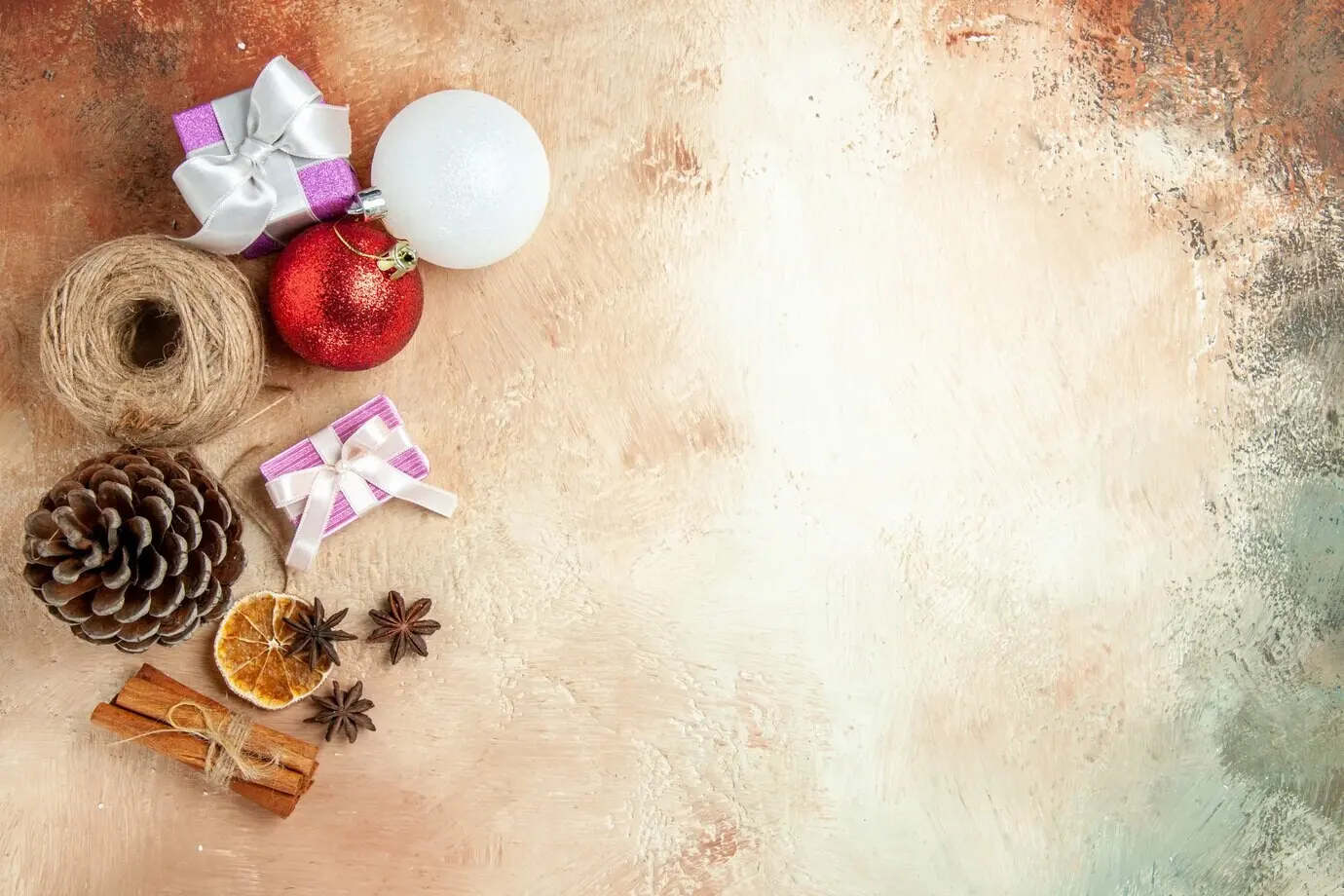 Ansicht von oben auf kleine Geschenke mit Spielzeug.