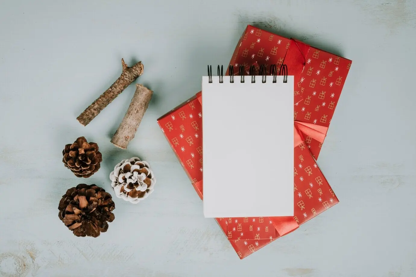 Weihnachtliches Arrangement mit Notizblock